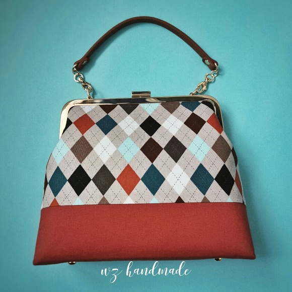 Elegant Kiss-Lock Clutch